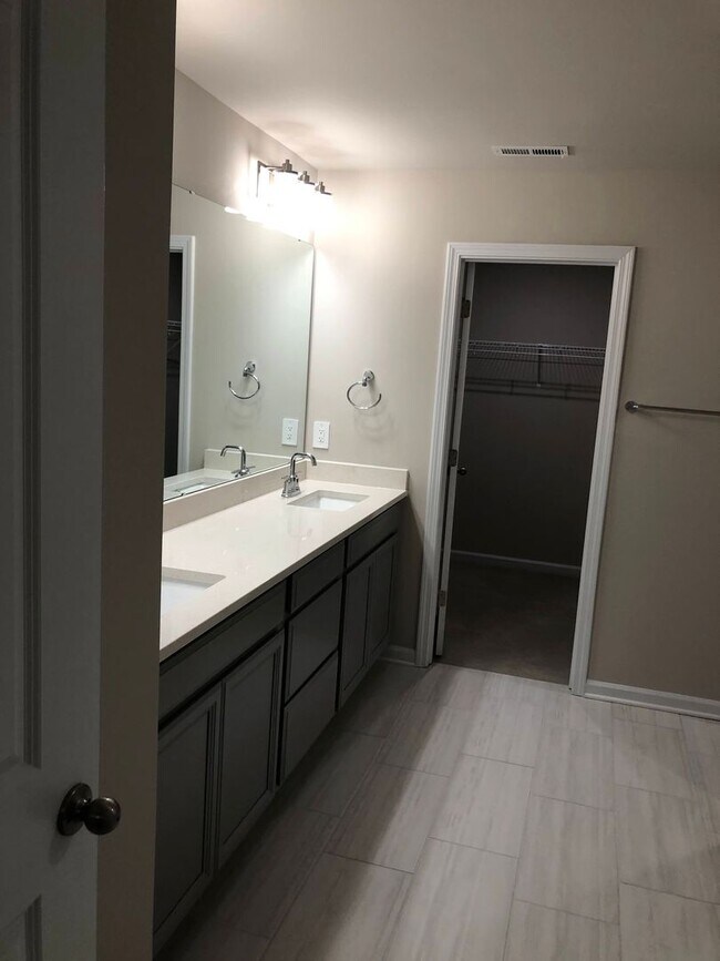 Building Photo - Modern 5 Bed | 3 Bath House in Cary