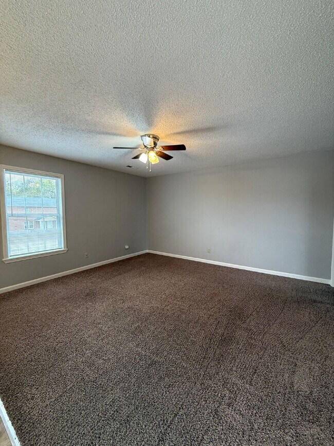 Building Photo - 3864 Northeast Dr