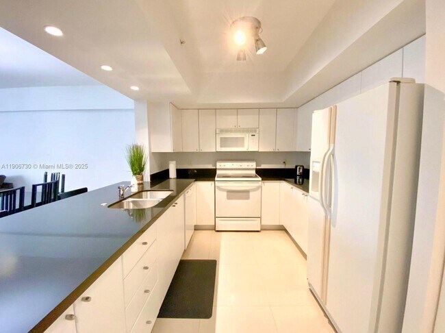 Building Photo - 17375 Collins Ave