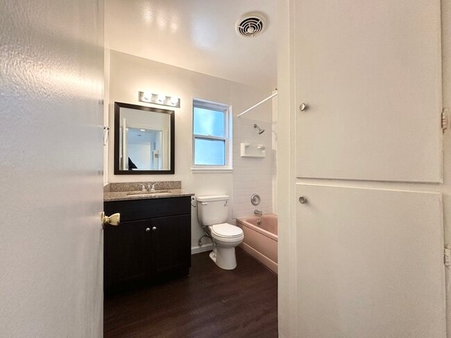 Building Photo - Charming cottage style unit located in Sacramento!