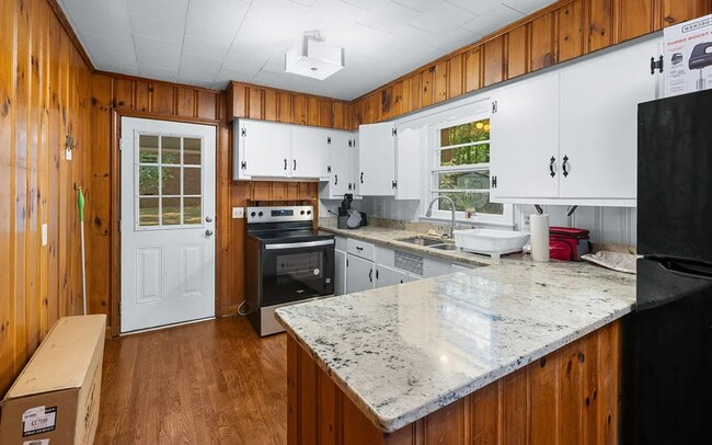 Building Photo - 3 Bedroom Home Available For Rent - Pendleton