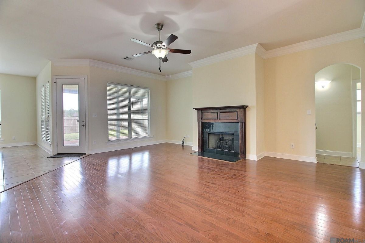 Building Photo - 20357 Chaumont Ave