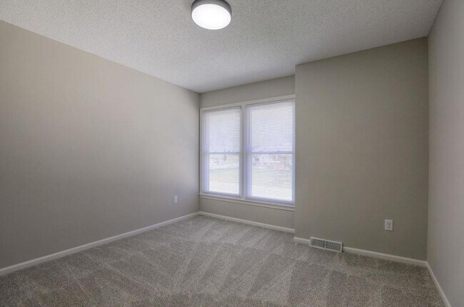 Building Photo - 1008 NW Roanoke Dr