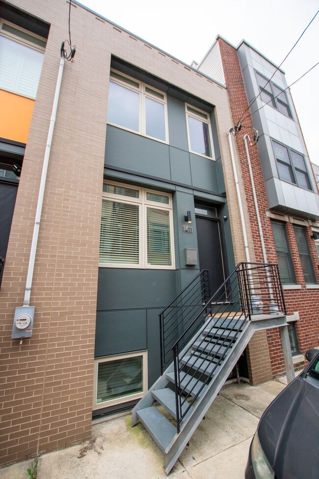 Building Photo - Modern & Efficient Point Breeze Townhome!