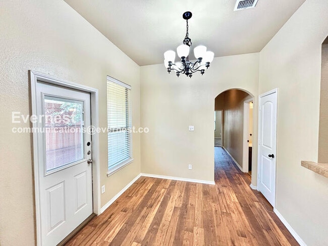 Building Photo - 3 Bed, 2 Bath Home with Fenced Yard & Garage / Pet-Friendly / Available Now!