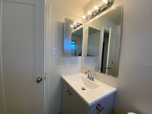Building Photo - Charming Sparks Duplex - Yard/Garage/AC/1 Pet Friendly