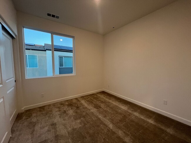 Building Photo - Welcome to modern living in the sought-after Rancho Peñasquitos neighborhood!