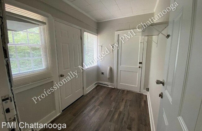 Building Photo - Make yourself at home in this 2-Bedroom Du...