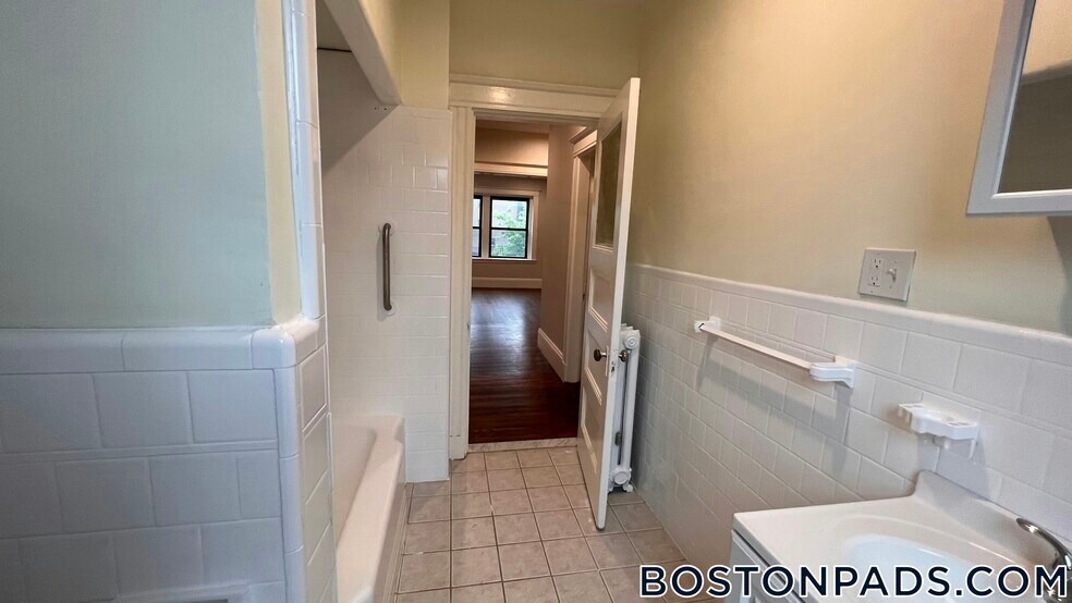 Building Photo - 1855 Beacon St