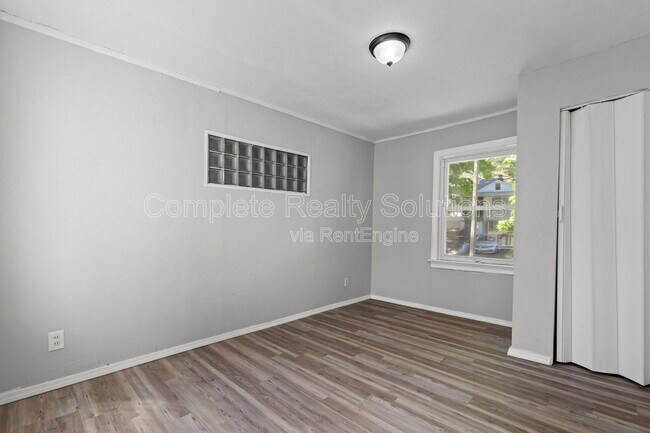 Building Photo - 7120 Greenhaven Dr