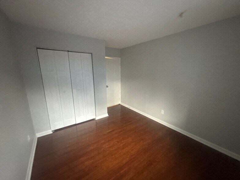 Building Photo - Room in Townhome on Sandy Creek Dr