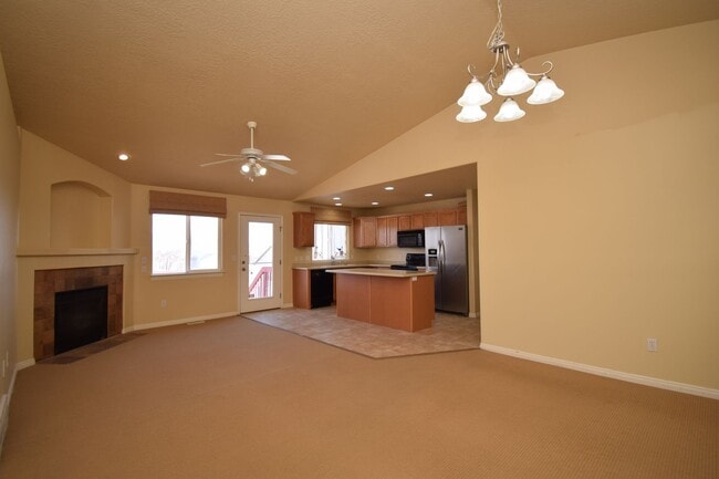 Building Photo - Charming Lakeview 3 Bed Home Near Schools & Churches!!