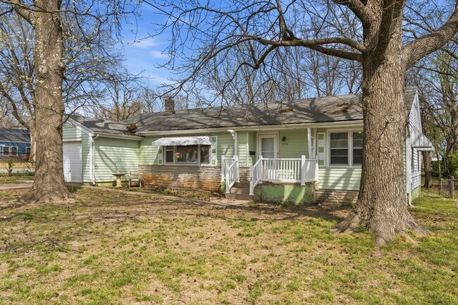 Building Photo - 3 bedroom 1 bath 1 car garage- newly renovated!