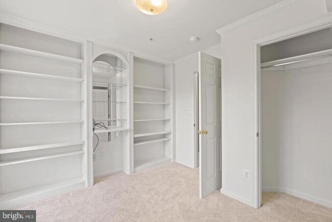 Building Photo - 1925 Crescent Park Dr