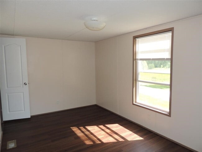 Building Photo - 155 Geerts St