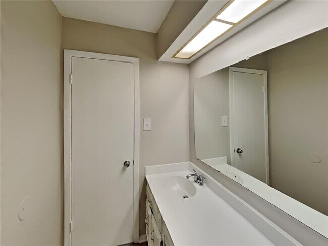 Building Photo - 16135 Deer Lick Dr