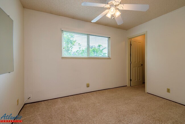 Building Photo - Lovely Home | Bonus Room | A/C | Solar Panels