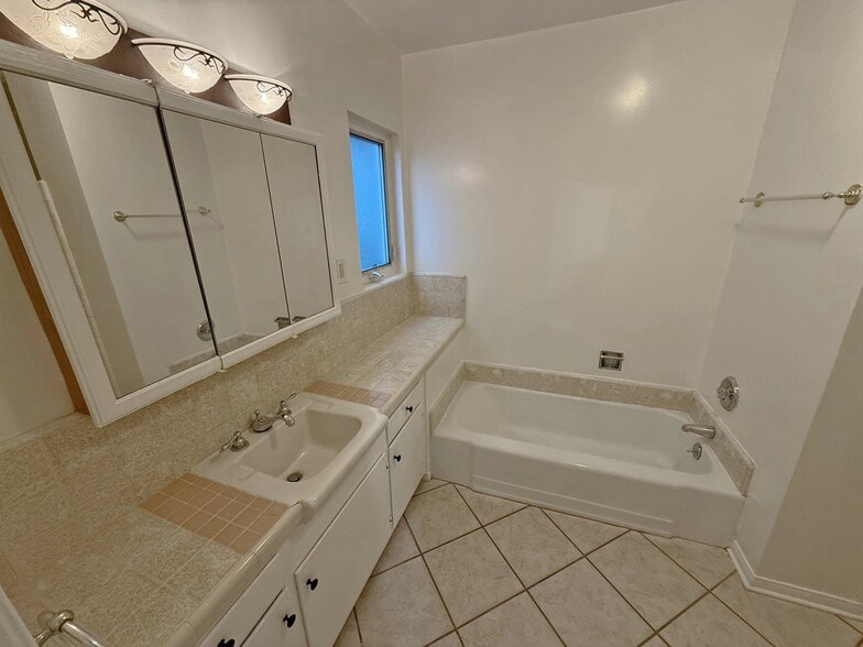 Building Photo - 833 S Plymouth Blvd