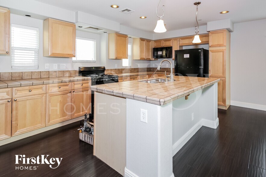 Building Photo - 10548 Gibbous Moon Dr