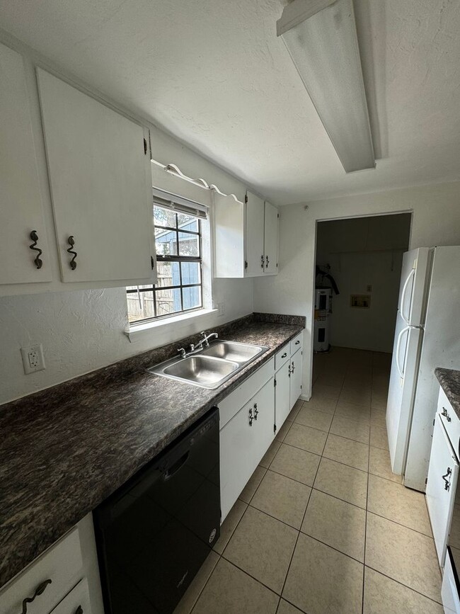 Building Photo - Freshly Updated, Cozy 2 bed 1.5 Bath Townh...