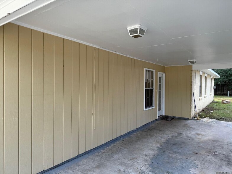 Building Photo - 4630 Southpark Dr