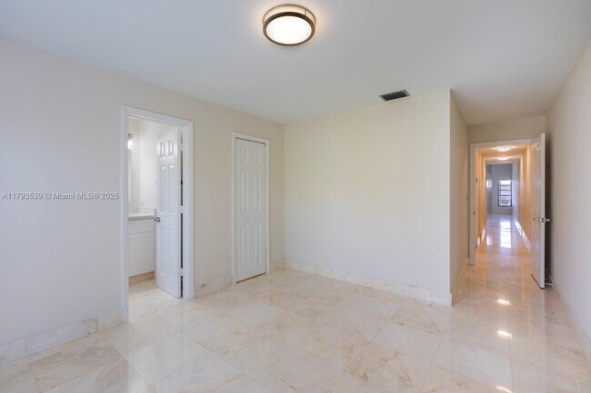 Building Photo - 2733 SW 31st Pl