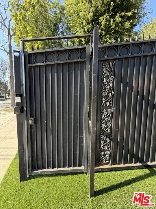 Building Photo - 602-6025 N Maple Dr