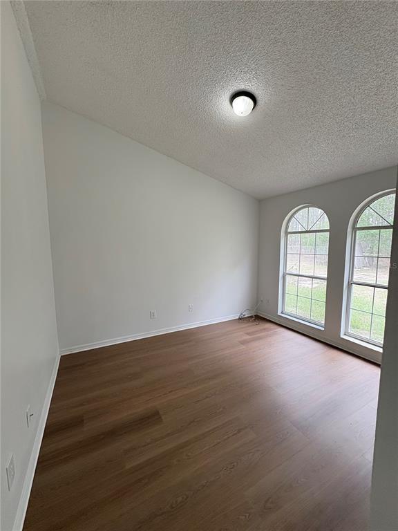 Building Photo - 28 Oak Run