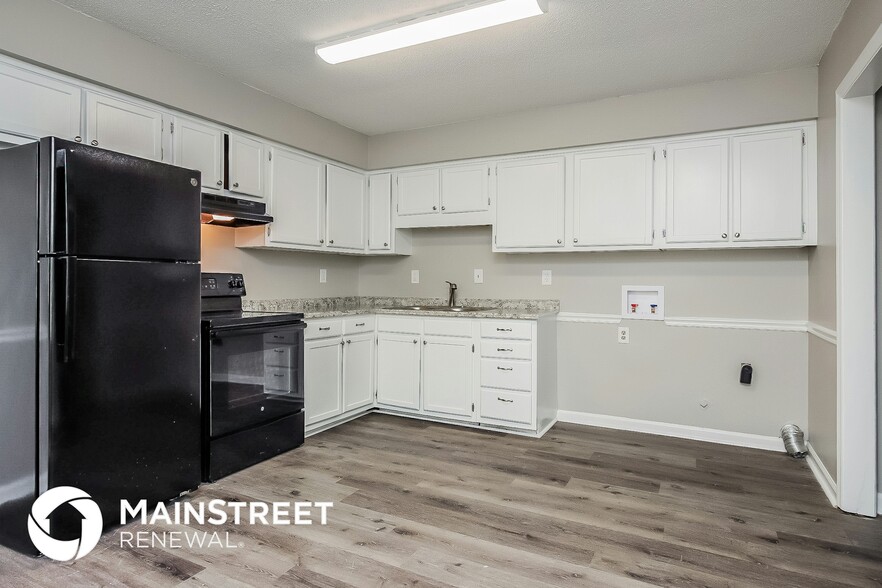 Building Photo - 413 Pineland Ave