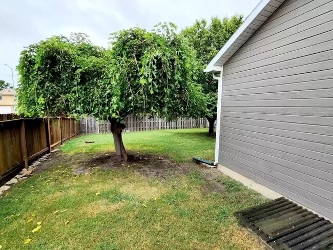 Building Photo - 1301 Sierra Dr