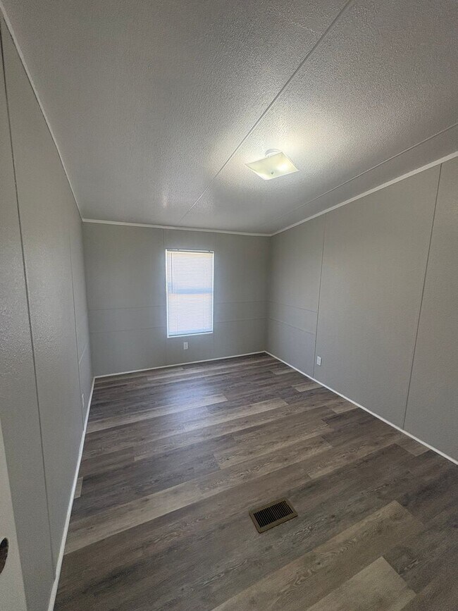 Building Photo - 4 Bed/2 Bath Mobile Home