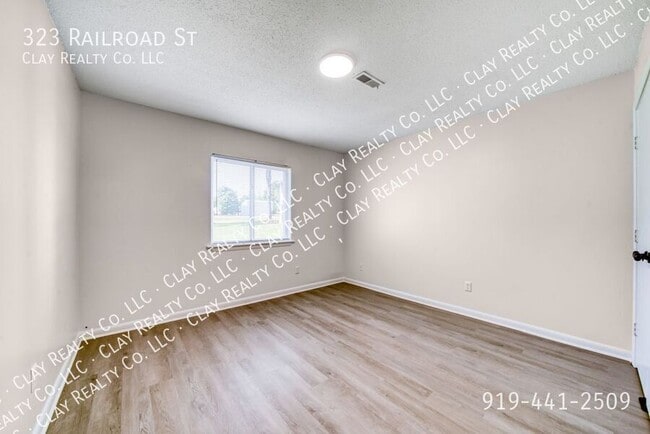Building Photo - 323 Railroad St