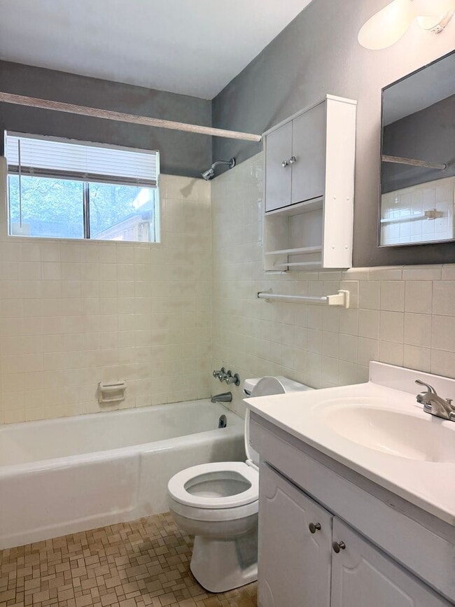 Building Photo - Ham Duplex - 4th Ave Duplex