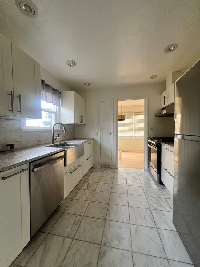 Building Photo - 3 Bedroom 2 Bathroom in Greenlake!