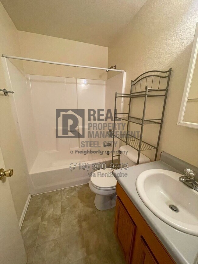 Building Photo - 1713 Oakshire Ln