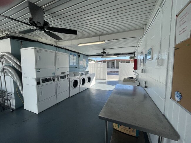 Building Photo - 4300 E Bay Dr