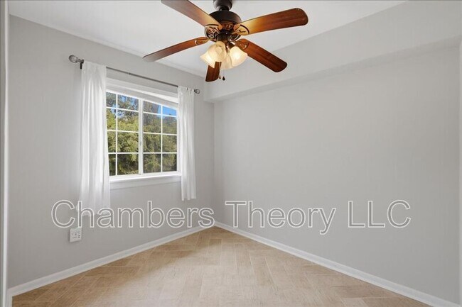 Building Photo - 1521 Colonial Dr