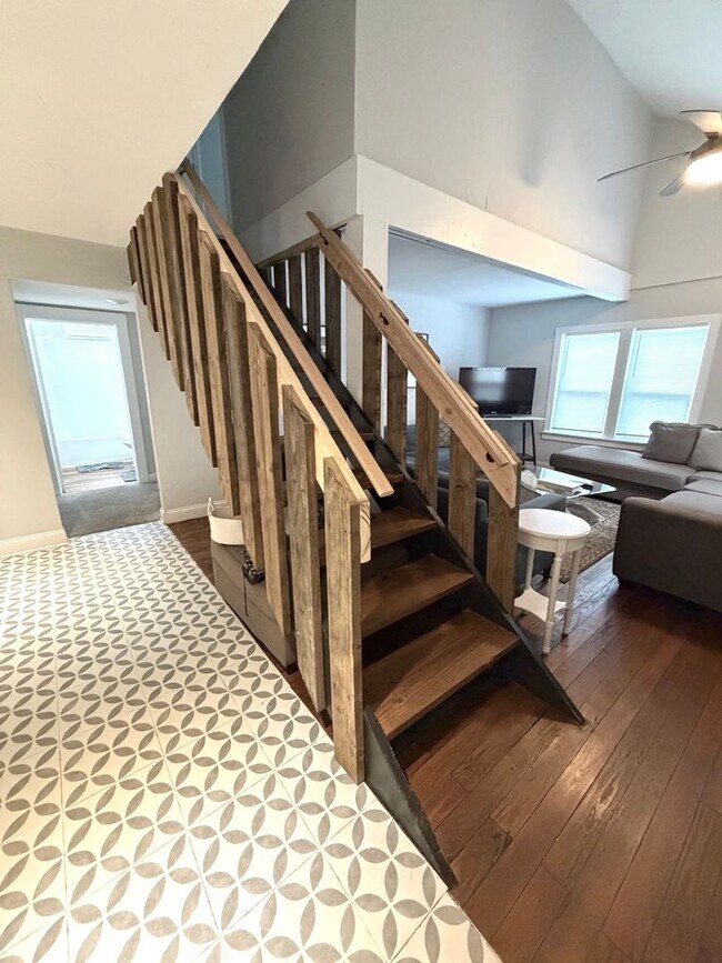 Building Photo - Available fully furnished or unfurnished, this beautifully renovated 3-bedroom, 1.5-bathroom home...