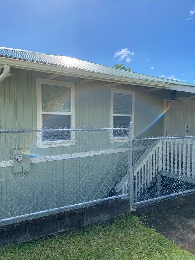 Building Photo - Charming 3BR/1BA Home minutes from Hilo on...