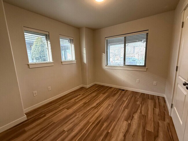 Building Photo - 4 Bedroom Home: Fenced Backyard & Great Location!