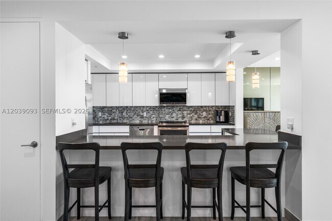 Building Photo - 5055 Collins Ave