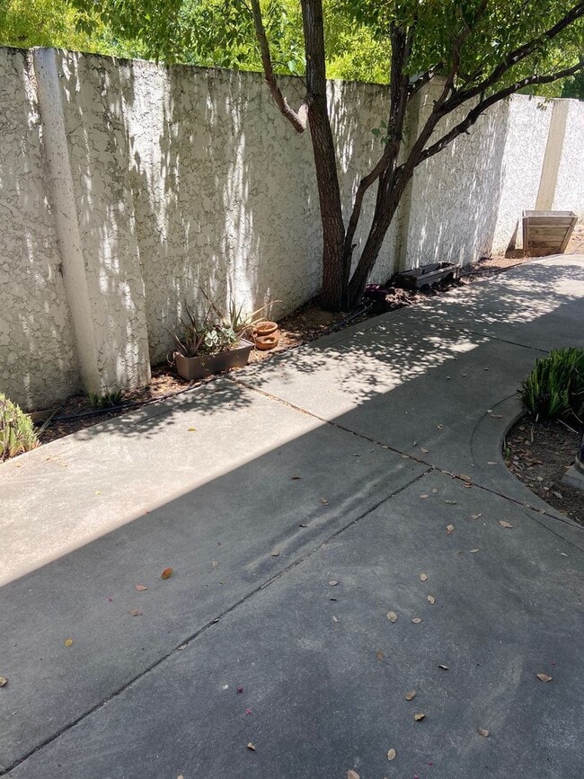 Building Photo - Bentley Square - Gated 3 Bdrm+office