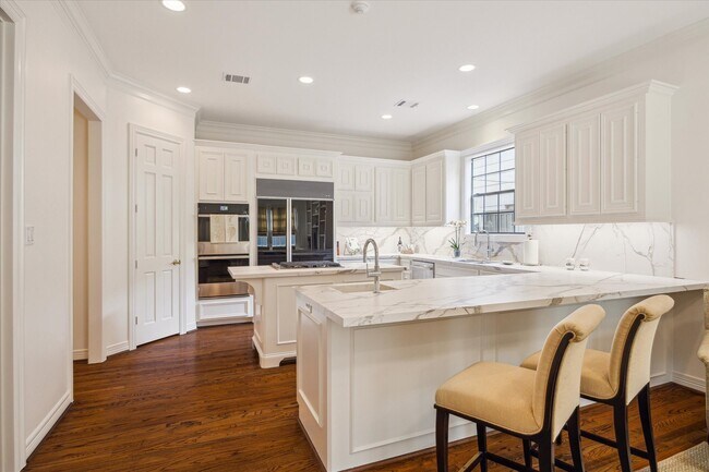 Building Photo - 2214 Potomac Dr