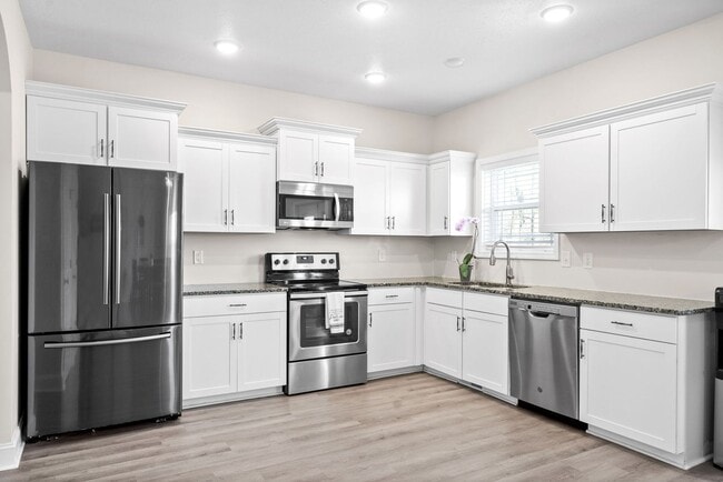 Building Photo - Pet Friendly Three Bedroom with Bonus!