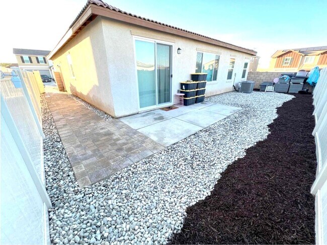 Building Photo - Beautiful Single Story 3 Bedrooms, 2 Bathr...