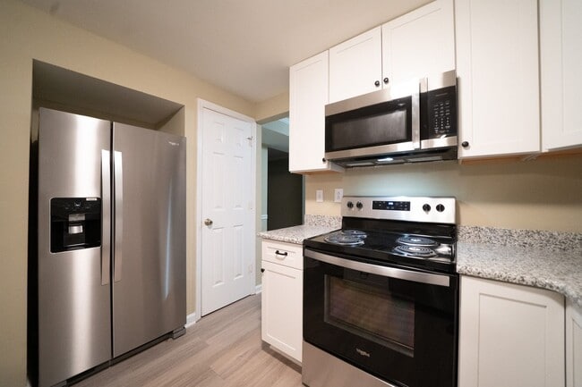 Building Photo - Remodeled 2 sty 4 bd, 2 1/2 ba 2 car gar fenced yd 6 ,9, or 12 mo lease