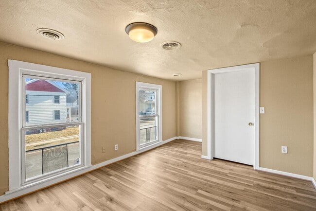 Building Photo - 902 N 2nd St