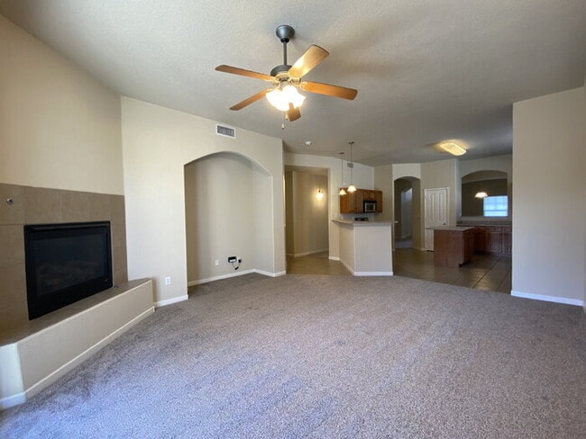 Building Photo - Spacious- 2 Living Rm/3BR/2Bath in Cabezon