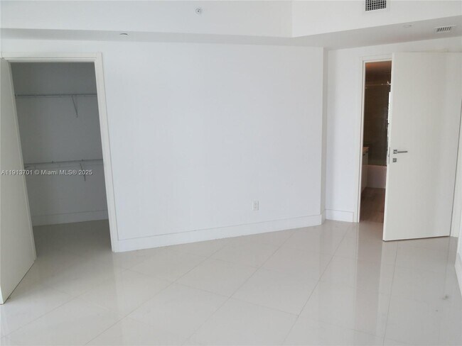 Building Photo - 1300 Brickell Bay Dr