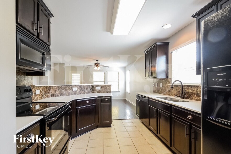 Building Photo - 465 W Park Dr